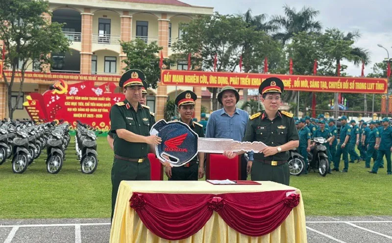 Bàn giao xe mô tô 2 bánh cho Ban Chỉ huy quân sự cấp xã tỉnh Điện Biên