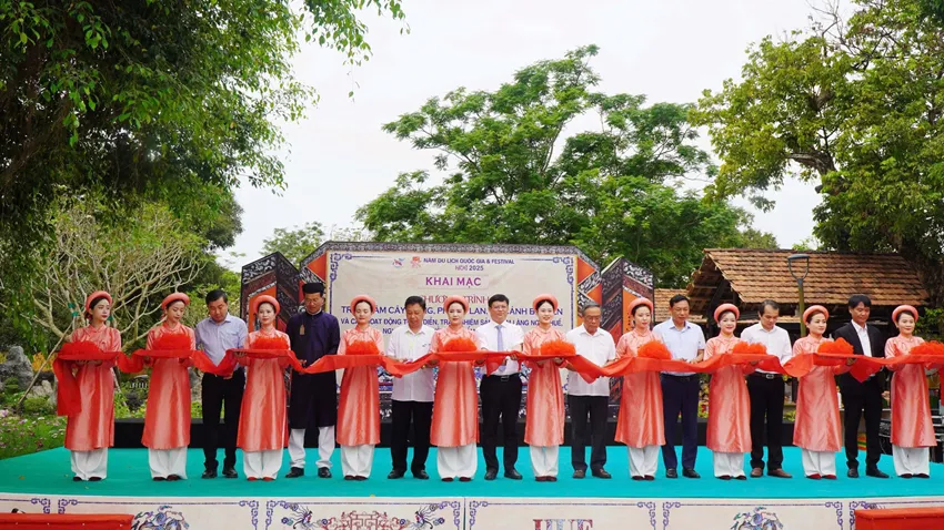 Rực rỡ triển lãm cây kiểng, phong lan, đá cảnh tại Đại Nội Huế