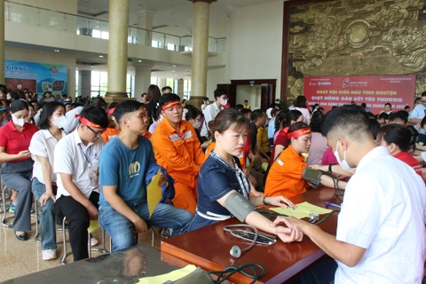 Tôn vinh người hiến máu tiêu biểu tỉnh Bắc Giang