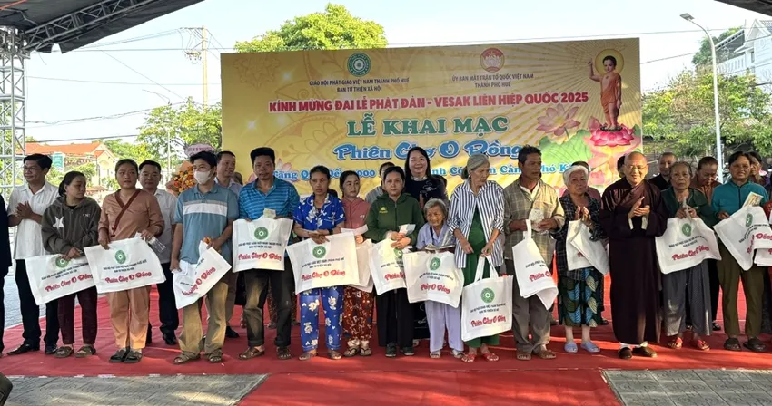 Huế: 1.000 hộ khó khăn mua sắm ở “Phiên chợ 0 đồng”