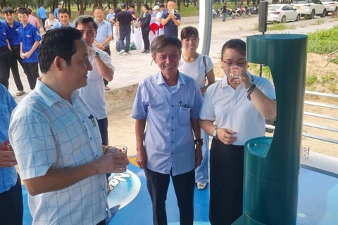 Triển khai hệ thống nhà chờ và trạm nước miễn phí ven biển tại Huế