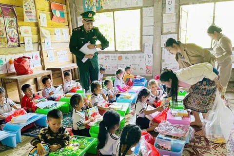 Sơn La: Bộ đội Biên phòng tặng quà cho học sinh điểm trường khó khăn của nước bạn Lào