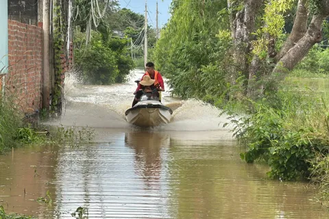 Lâm Đồng: dùng mô tô nước cứu nhiều người dân ra khỏi vùng ngập sâu