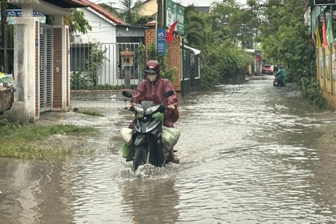 Mưa lớn gây ngập úng cục bộ, giao thông tê liệt tại Huế