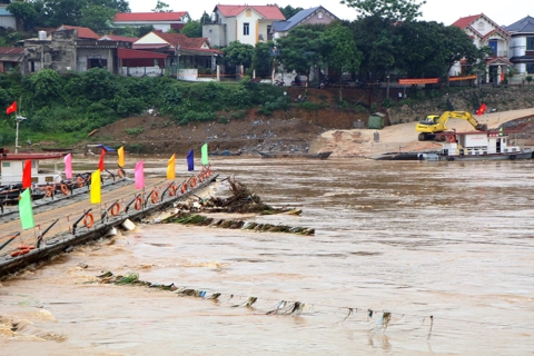 Phú Thọ: lắp phà quân sự phục vụ người dân qua cầu Phong Châu