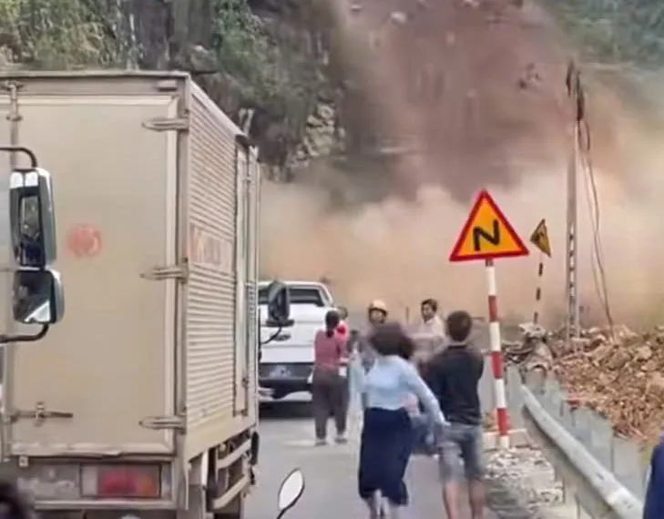 Sơn La: đất đá trên núi bất ngờ sạt lở, lấp kín đường độc đạo