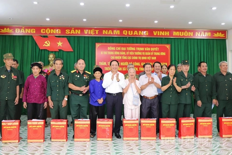 Đại tướng Trịnh Văn Quyết tặng quà thương, bệnh binh, gia đình liệt sĩ tại xã Vị Xuyên
