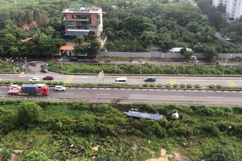 Tài xế buồn ngủ khiến xe container lật nhào trên đường dẫn cao tốc ở TP Hồ Chí Minh