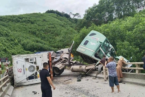 Quảng Trị: xe container lật nghiêng chắn ngang mặt cầu, giao thông ùn tắc cục bộ