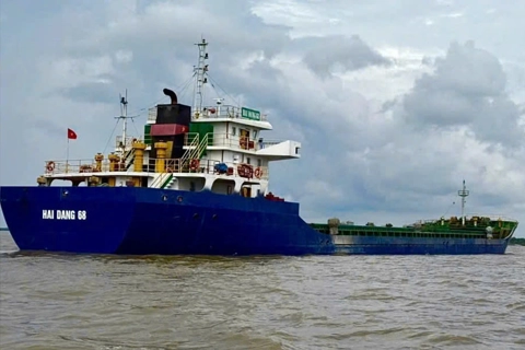 TP Hồ Chí Minh: sà lan mất lái va chạm tàu biển, một người mất tích