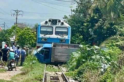 Tài xế xe tải thoát nạn trong gang tấc sau va chạm với tàu hỏa