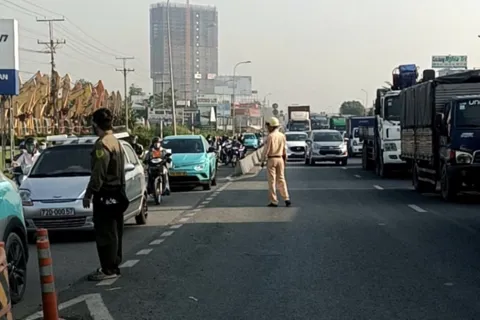 TP Hồ Chí Minh: chạy xe máy vào làn xe ô tô, 2 thanh niên thương vong