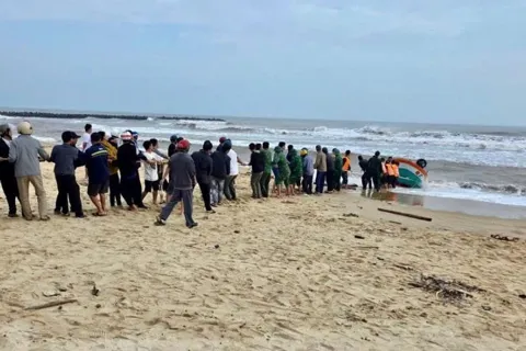 Tìm kiếm ngư dân mất tích trên vùng biển tỉnh Quảng Trị