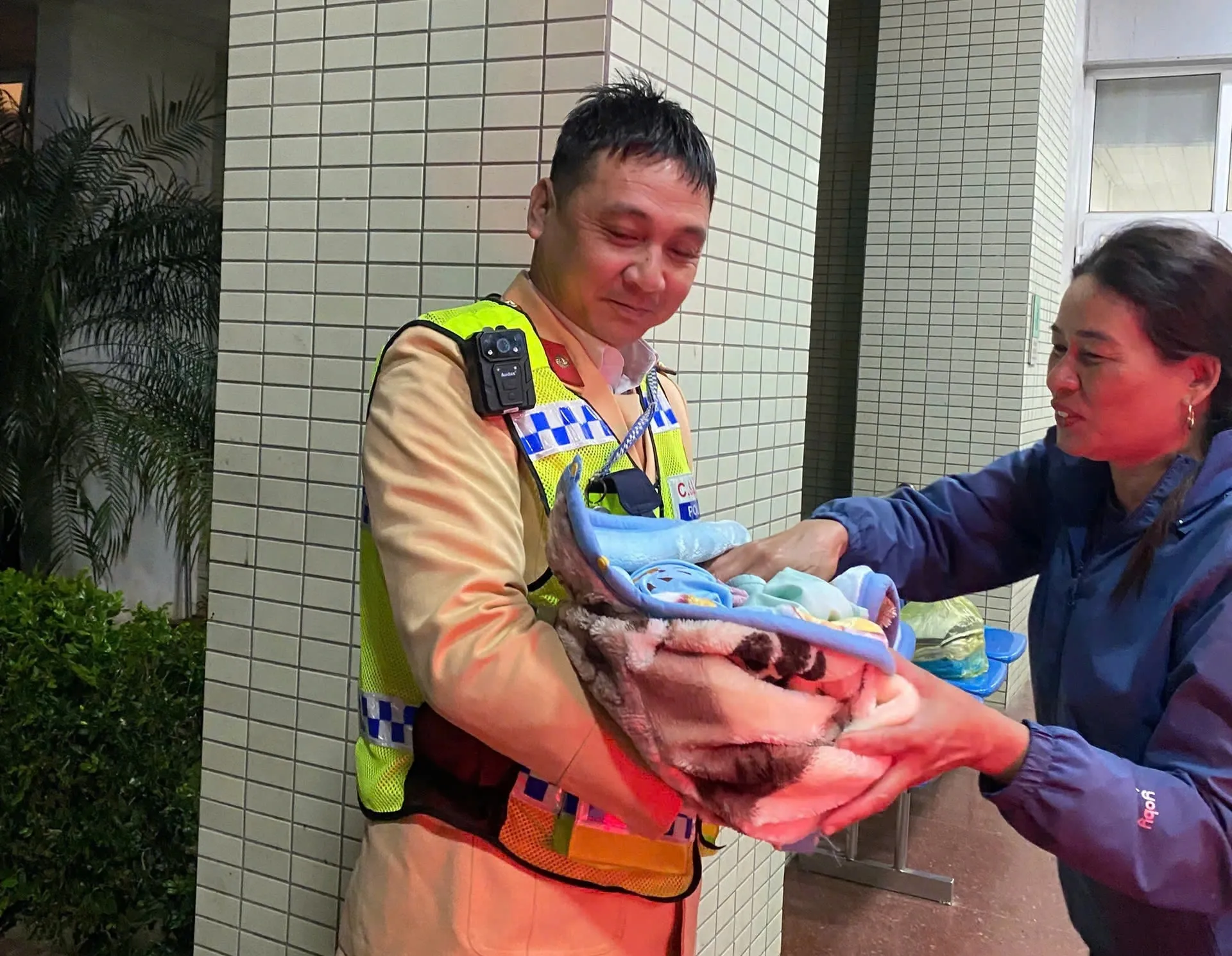 Cảnh sát giao thông dẫn đường cho xe chở sản phụ chuyển dạ đi cấp cứu