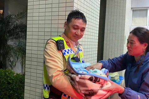 Cảnh sát giao thông dẫn đường cho xe chở sản phụ chuyển dạ đi cấp cứu