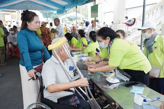 Khám bệnh, tặng quà cho hơn 1.100 người dân khó khăn nhân kỷ niệm Ngày Truyền thống Địa đạo Củ Chi