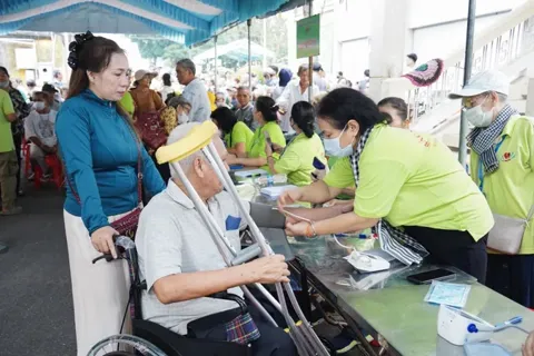 Khám bệnh, tặng quà cho hơn 1.100 người dân khó khăn nhân kỷ niệm Ngày Truyền thống Địa đạo Củ Chi