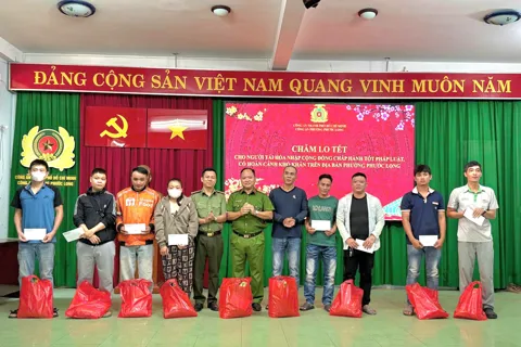 Công an phường Phước Long tặng quà bệnh nhi ung bướu và người tái hòa nhập cộng đồng