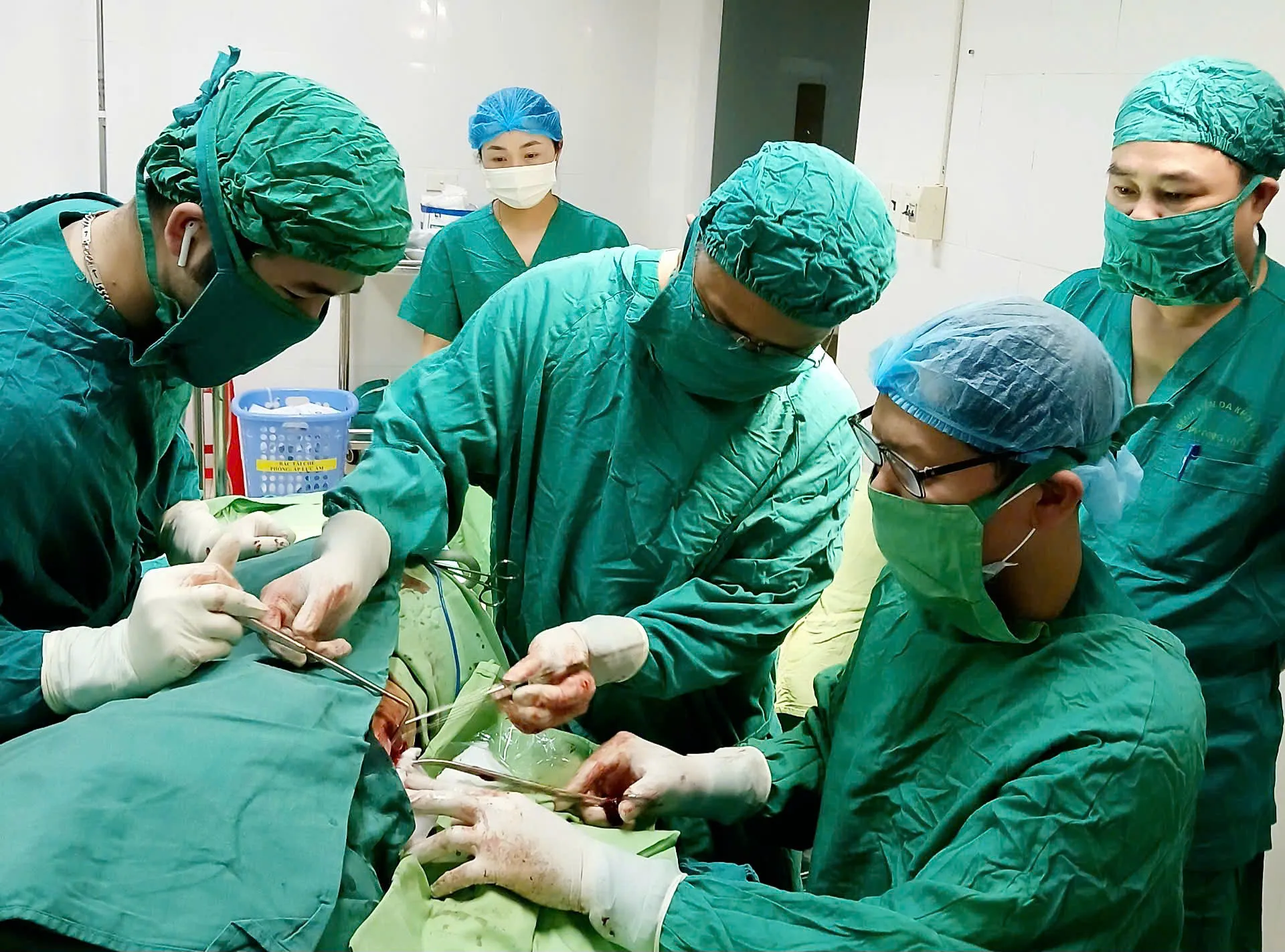 Hà Tĩnh: cành cây dài 20cm nằm trong lồng ngực cụ bà 95 tuổi hơn 2 năm