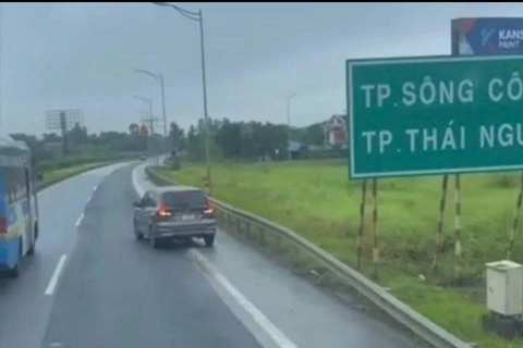 Phạt 35 triệu đồng nữ tài xế lùi xe trên đường cao tốc Hà Nội - Thái Nguyên