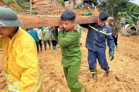 Sơn La: Công an xã giúp dân sơ tán khỏi vùng sạt lở