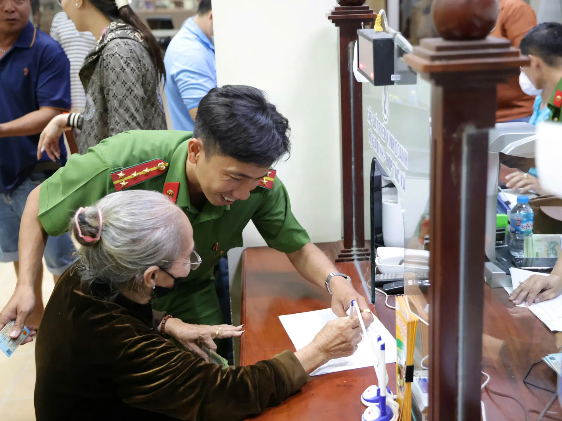 Cần Thơ: người dân phường Ninh Kiều phấn khởi nhận quà Tết Độc lập