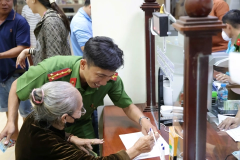 Cần Thơ: người dân phường Ninh Kiều phấn khởi nhận quà Tết Độc lập