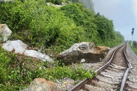 Quảng Trị: sạt lở đá khiến đường ray bị xô lệch, đường sắt Bắc - Nam ách tắc