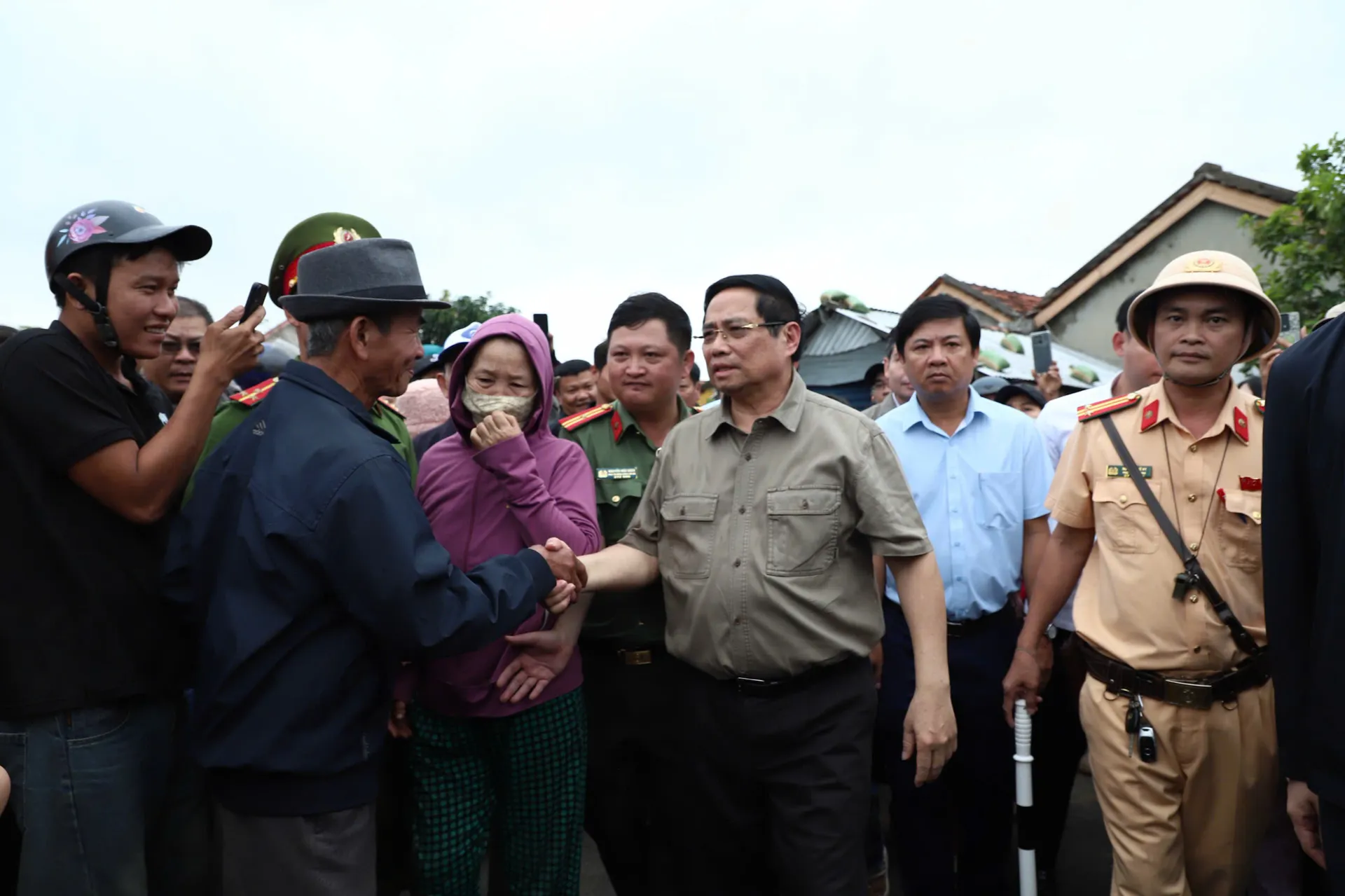 Thủ tướng Chính phủ Phạm Minh Chính thăm, động viên người dân tại "rốn lũ" Hòa Thịnh, Đắk Lắk