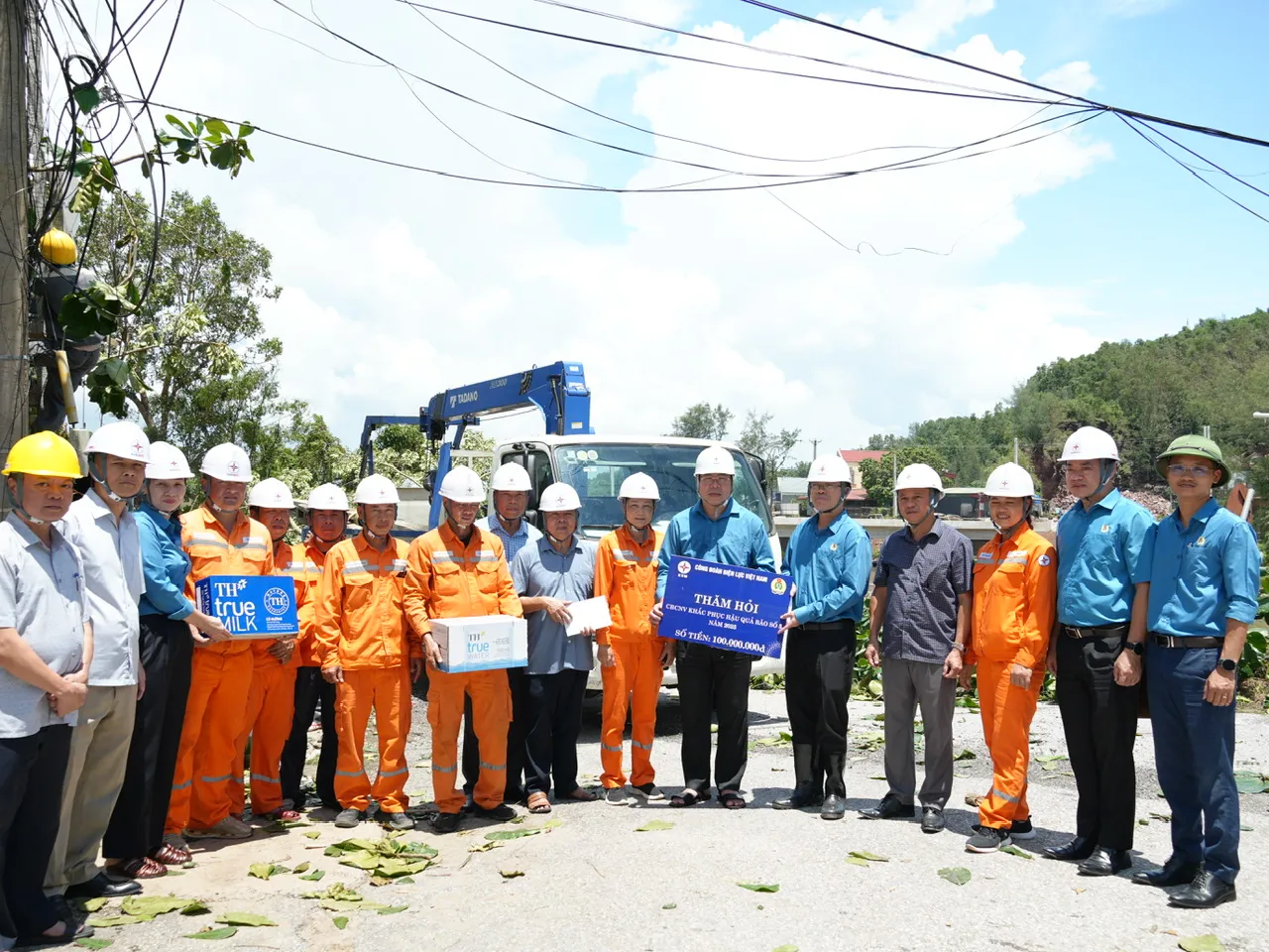 Công đoàn Điện lực Việt Nam động viên khắc phục hậu quả bão số 5