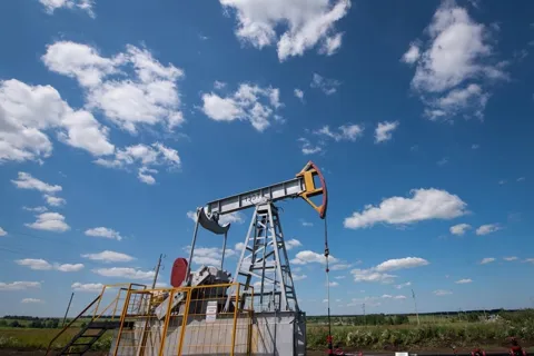 Giá xăng dầu hôm nay 4/2: tăng do căng thẳng Mỹ và Iran