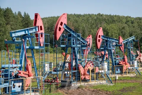 Giá xăng dầu hôm nay 2/11: 3 tăng, 2 giảm