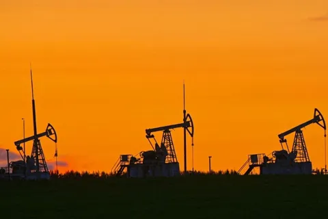 Giá xăng dầu hôm nay 16/1: giảm sâu