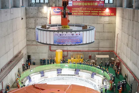 EVN hạ đặt thành công rotor tổ máy số 2 Dự án Thủy điện Hòa Bình mở rộng