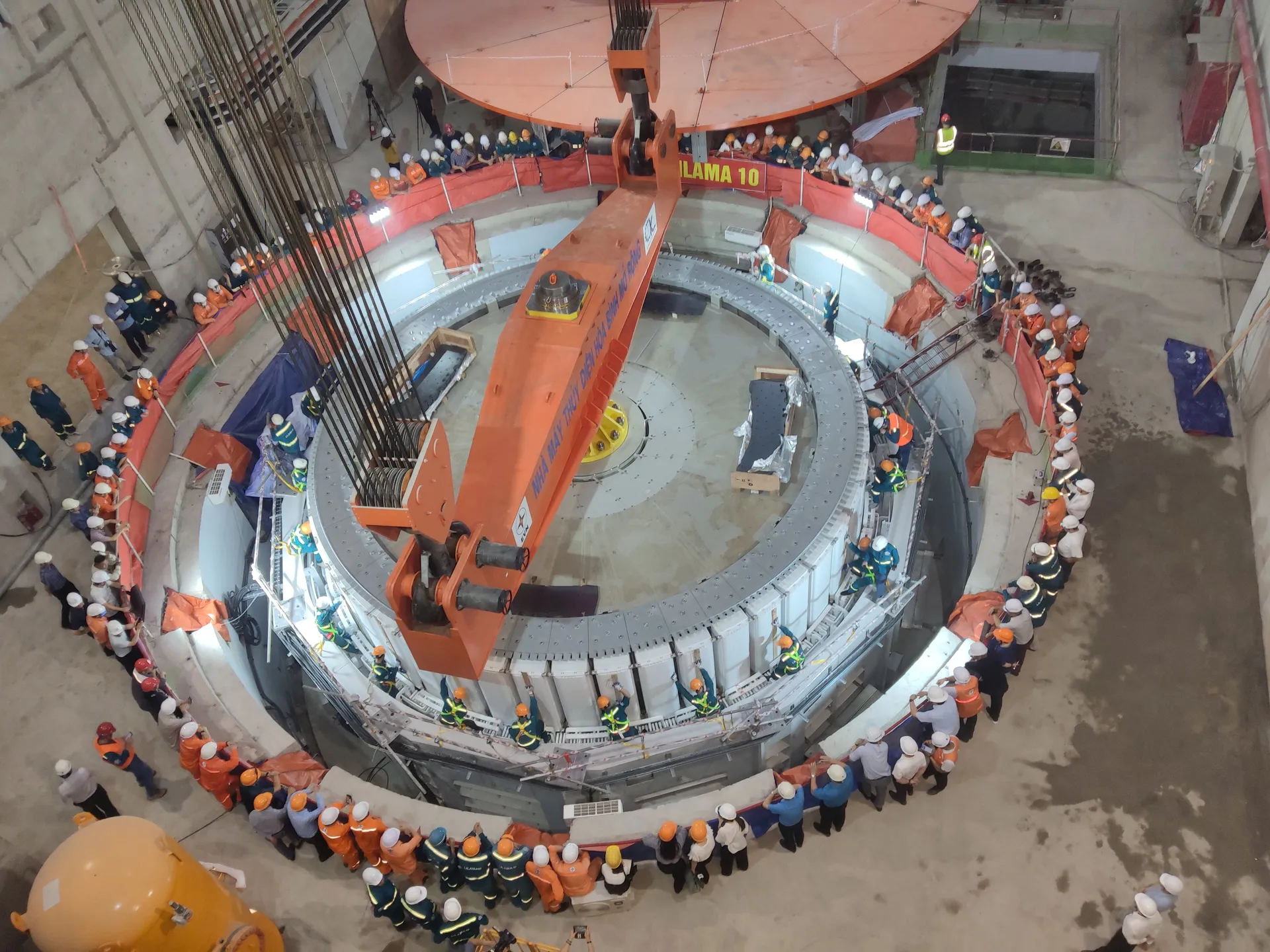 Hạ đặt thành công Rotor tổ máy số 1 Dự án Thủy điện Hòa Bình mở rộng