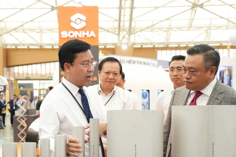 Chủ tịch Hà Nội Trần Sỹ Thanh thăm gian hàng Sơn Hà tại VEC