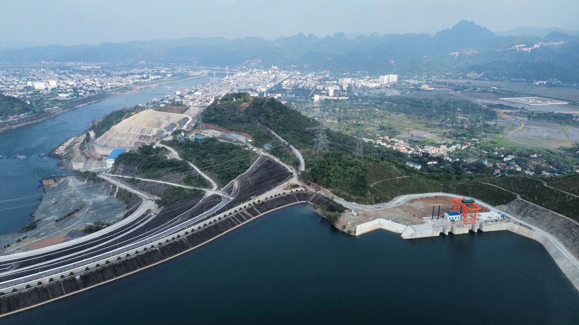 Khí thế thi đua tạo đà hình thành nhà máy thủy điện hàng đầu khu vực