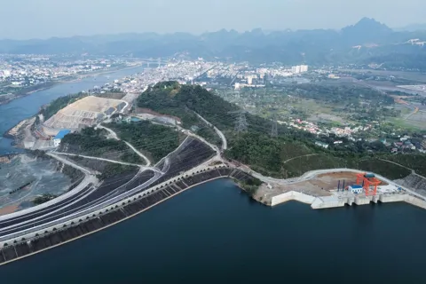 Khí thế thi đua tạo đà hình thành nhà máy thủy điện hàng đầu khu vực