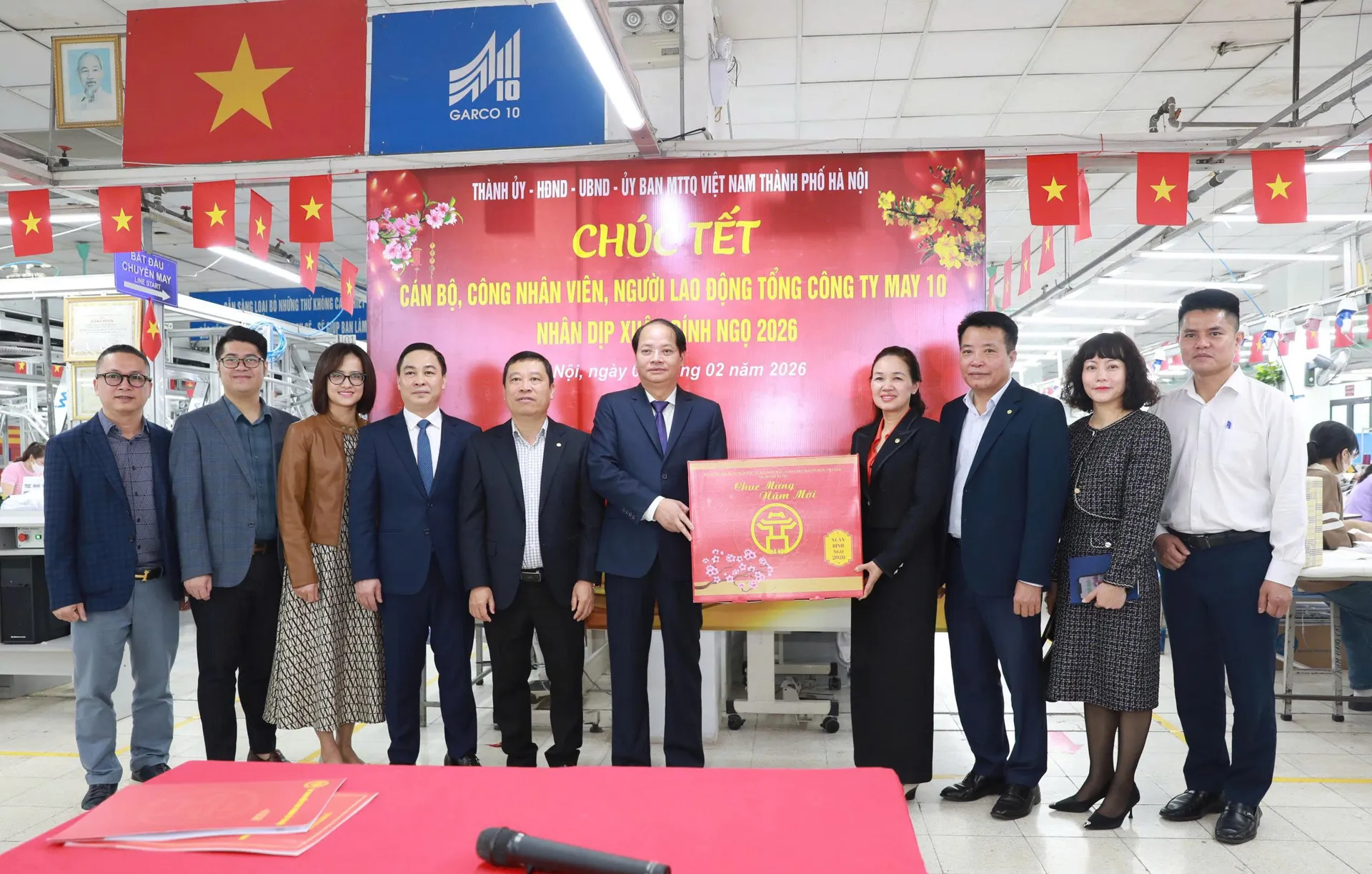 Trưởng ban Tuyên giáo và Dân vận Thành ủy Nguyễn Doãn Toản thăm và chúc Tết Tổng Công ty May 10