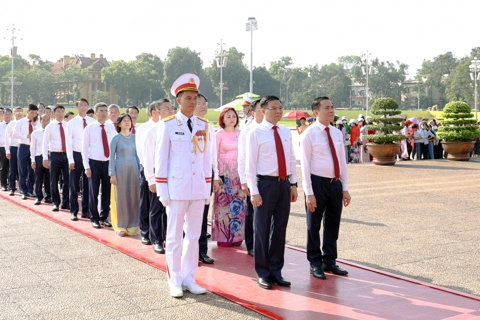 Đoàn đại biểu Đảng bộ Petrovietnam vào Lăng viếng Chủ tịch Hồ Chí Minh
