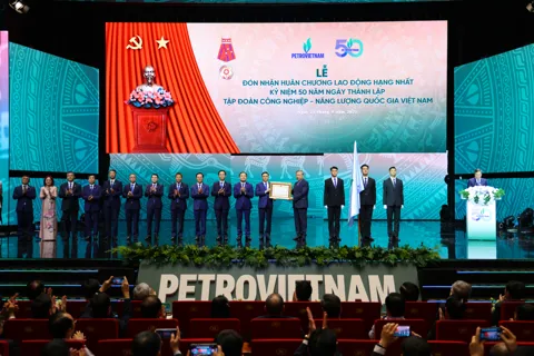 Petrovietnam đón nhận Huân chương Lao động hạng Nhất