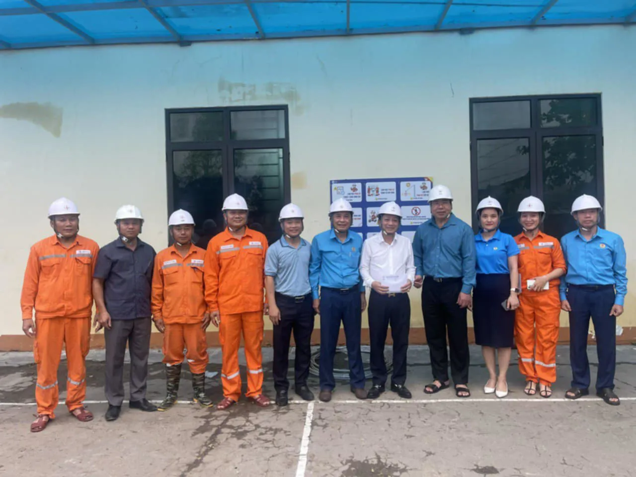 Công đoàn Điện lực Việt Nam tiếp sức người lao động sau bão số 5