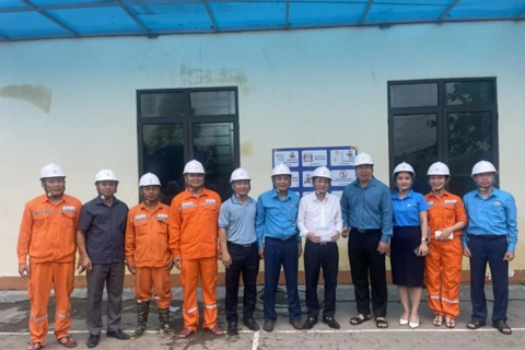 Công đoàn Điện lực Việt Nam tiếp sức người lao động sau bão số 5