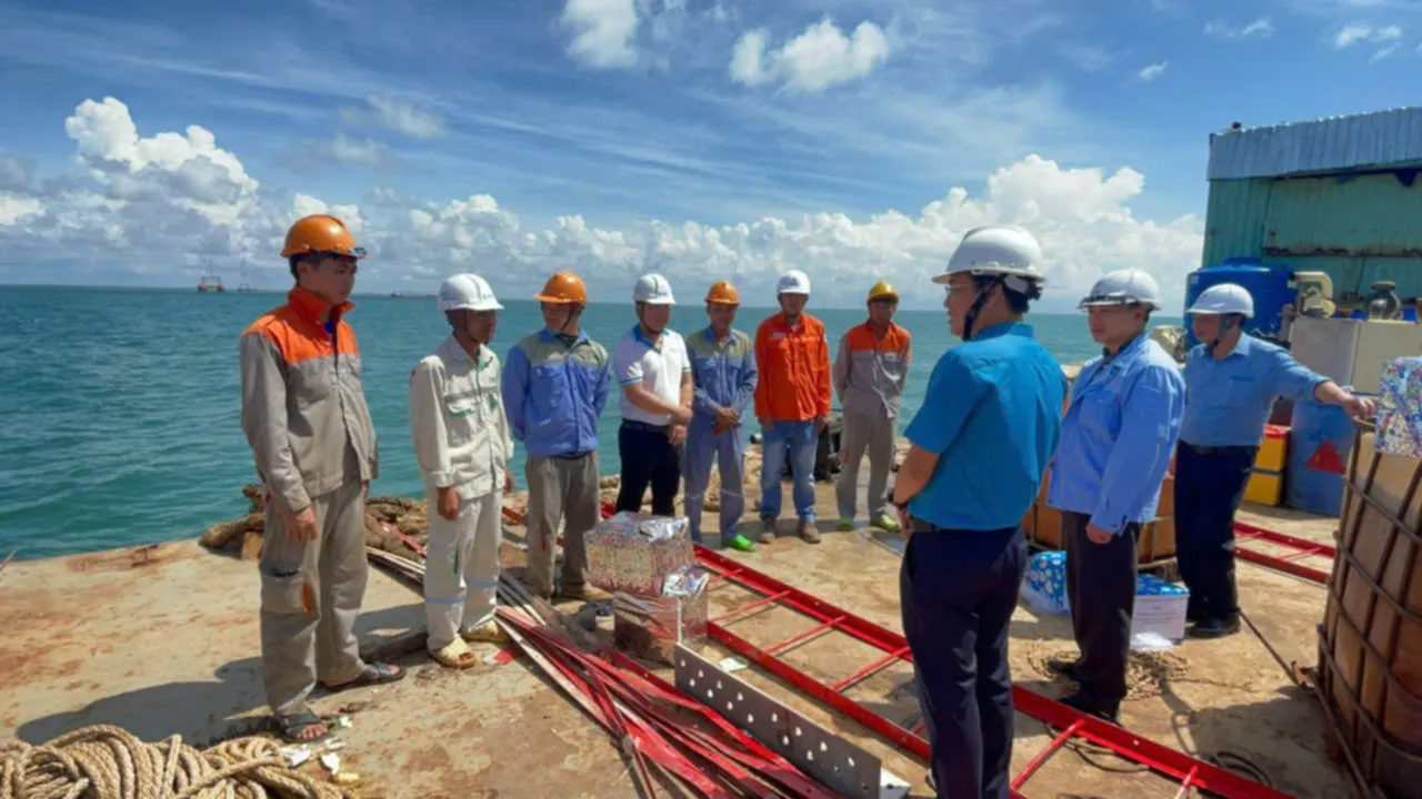 Công đoàn Điện lực Việt Nam động viên người lao động dự án cấp điện ra Côn Đảo