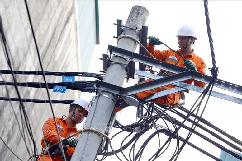 Nắng nóng kéo dài gây sự cố đường dây 220kV Hòa Bình - Hà Đông