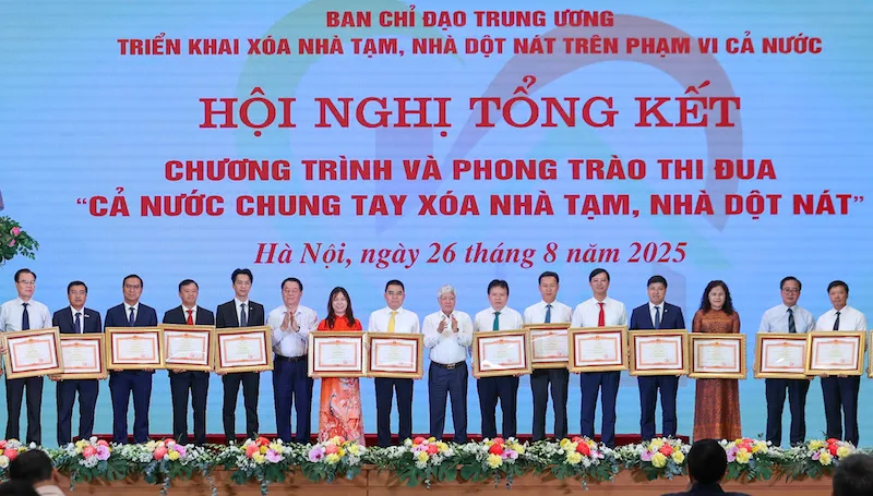 Agribank nhận Bằng khen của Thủ tướng Chính phủ cho những đóng góp phong trào “Cả nước chung tay xóa nhà tạm, nhà dột nát”