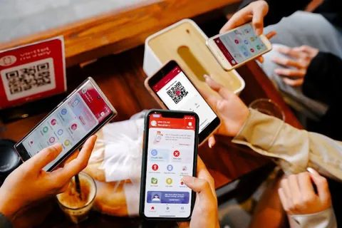 Người có tài khoản ngân hàng cần lưu ý tránh bị thu phí mới và bị dừng giao dịch