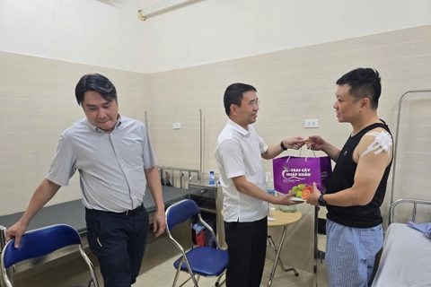 Cháy lớn tại Tây Mỗ: Lãnh đạo Nam Từ Liêm thăm hỏi, động viên chiến sỹ phóng cháy chữa cháy bị thương
