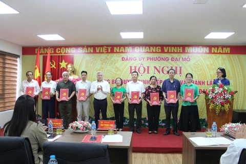 Phường Đại Mỗ công bố quyết định thành lập 79 tổ chức Đảng trực thuộc