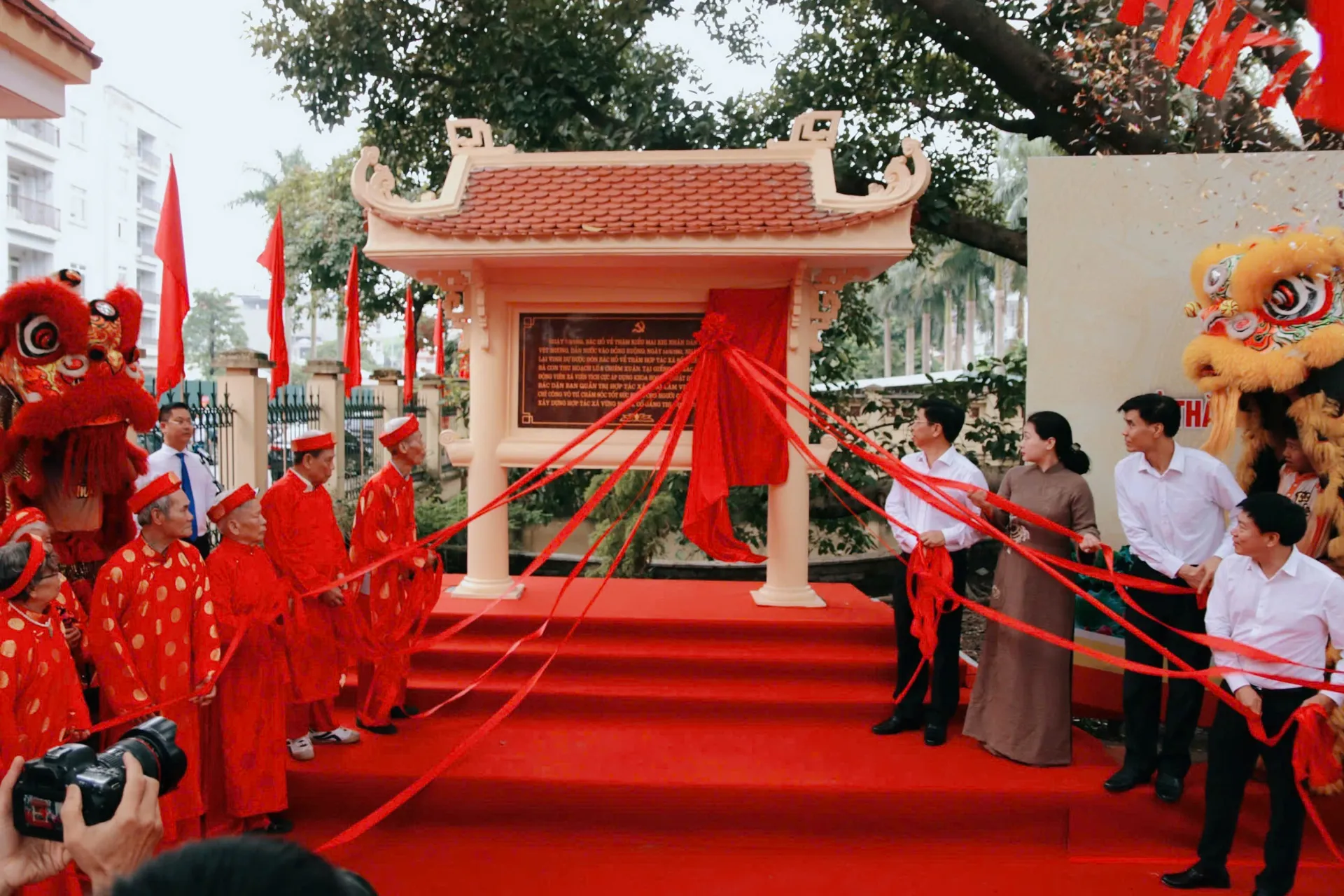 Phường Xuân Phương gắn biển địa điểm lưu niệm sự kiện Chủ tịch Hồ Chí Minh đến thăm Nhân dân Kiều Mai